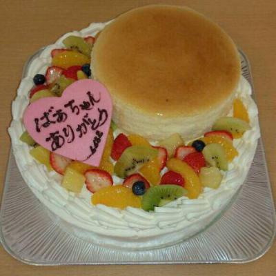 感謝❤<br>ケーキに気持ちを込めて・・・<br> <br>メッセージをケーキで伝えてみるのも<br>ひとつの選択肢ですよね(^^)<br> <br>こちらは、上→14ｃｍチーズケーキ<br>下→24ｃｍ生クリーム　　です。