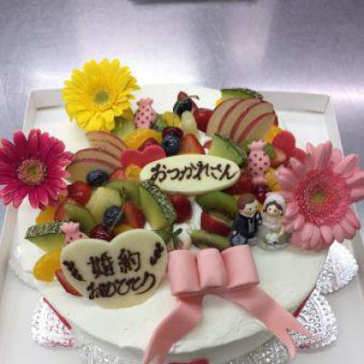 ご婚約♡<br>お疲れさま、おめでとう❤<br> <br>たくさんの気持ちをケーキに込めて・・・<br>オリジナルケーキをプレゼント！<br><br>こちらのサイズは、30ｃｍです。