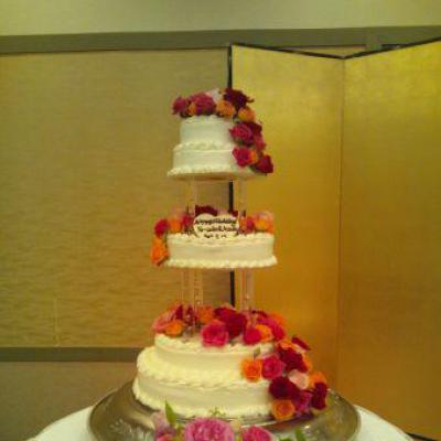 オークラホテル丸亀様にて、お花いっぱいのウエディングケーキです。おめでとうございます。