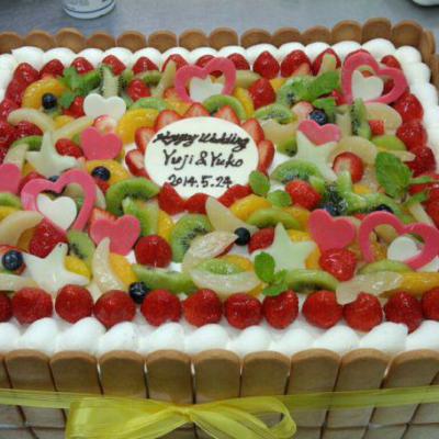 ミケイラ様にて披露宴をされました<br>ご夫婦のウエディングケーキです！<br>フルーツいっぱいの中に、ピンクのハートが<br>映えますね(*^^)v<br>仲良く♡お幸せに